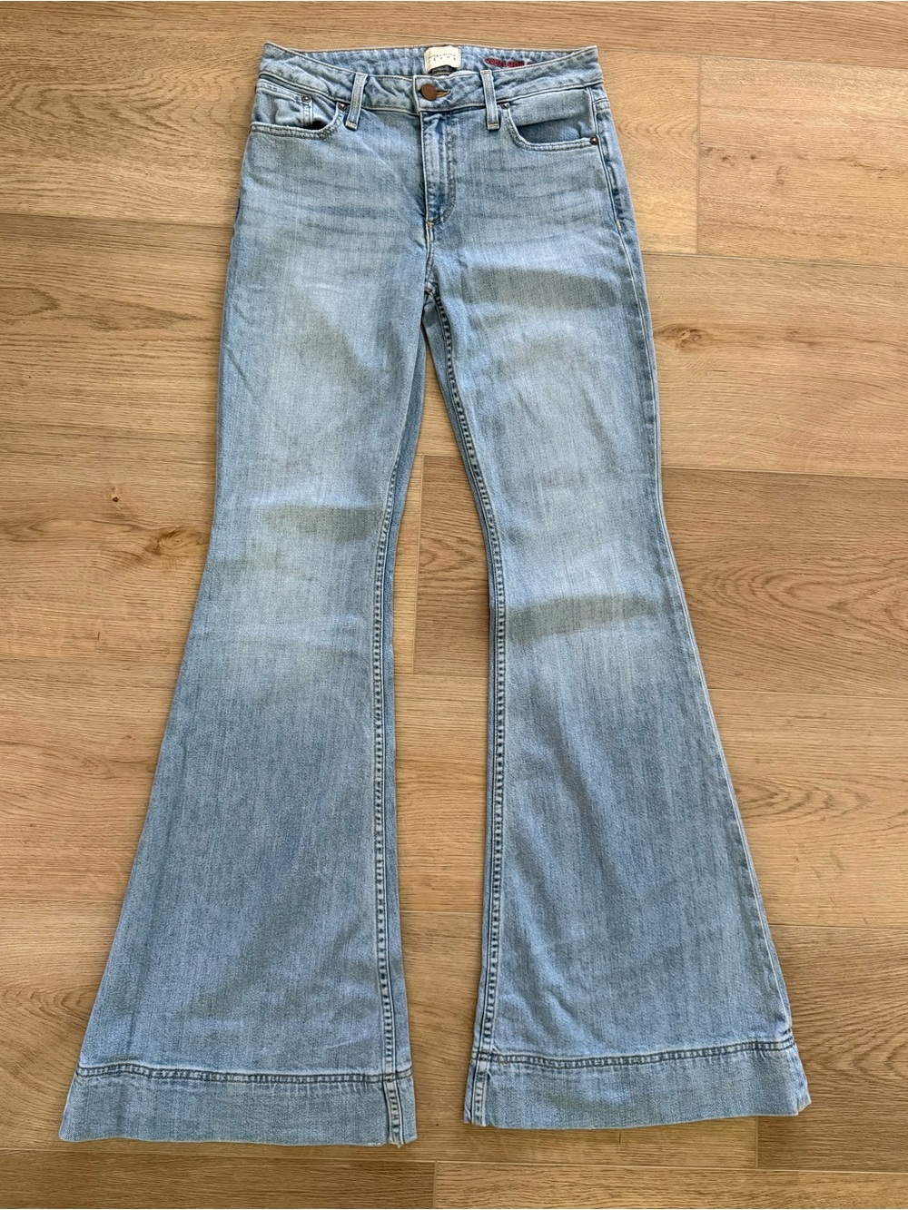 Alice + Olivia Beautiful Mid-Rise Bell Jeans Size 26 Run Around Blue